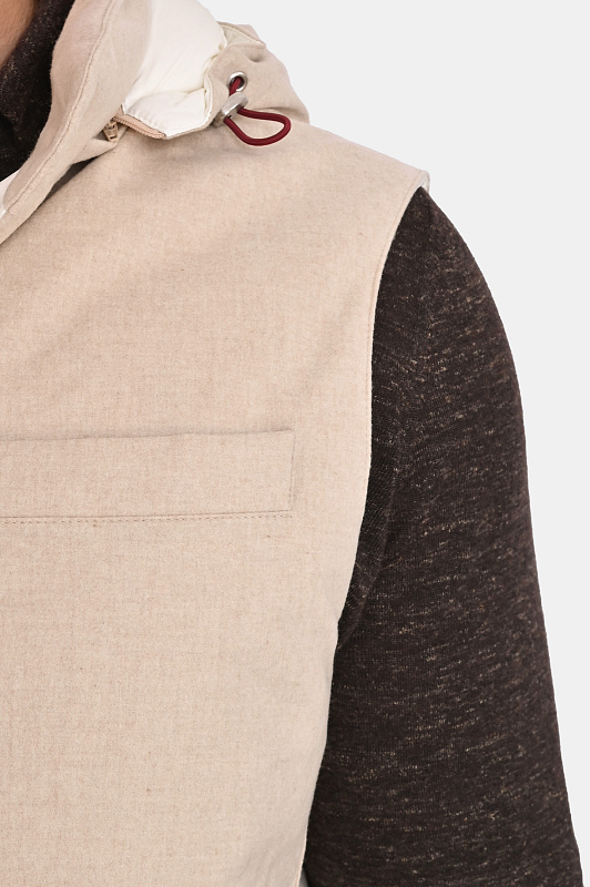 Стеганый жилет с капюшоном BRUNELLO CUCINELLI Бежевый Мужской MM4701775 Стеганый жилет с капюшоном BRUNELLO CUCINELLI Бежевый Мужской MM4701775
